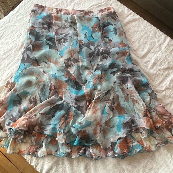 Silk Floral skirt by Manyus beautiful preloved condition - Picture 8 of 8